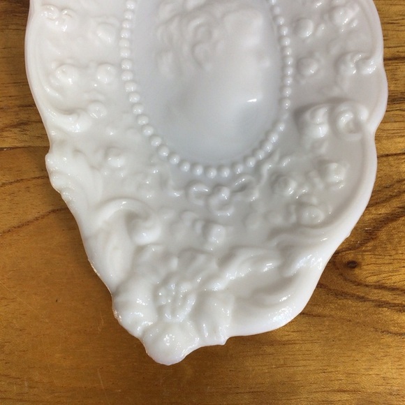 Vintage Fostoria Milk Glass “Jenny Lind” Cameo Dresser Dish - Picture 4 of 6